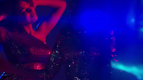 cerca de dos mujeres en un bar de club nocturno o discoteca bailando con luces brillantes 21