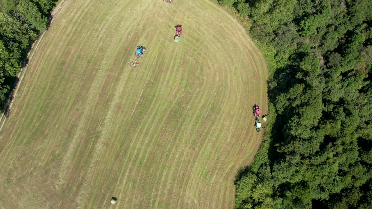 chmielno의 들판을 가로질러 작업하는 트랙터를 내려다보는 공중