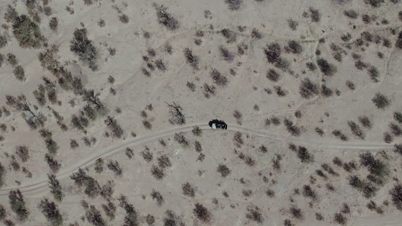 아프리카 카오코랜드 지역을 여행하는 사파리 차량의 하향식 보기 - 공중 드론 샷