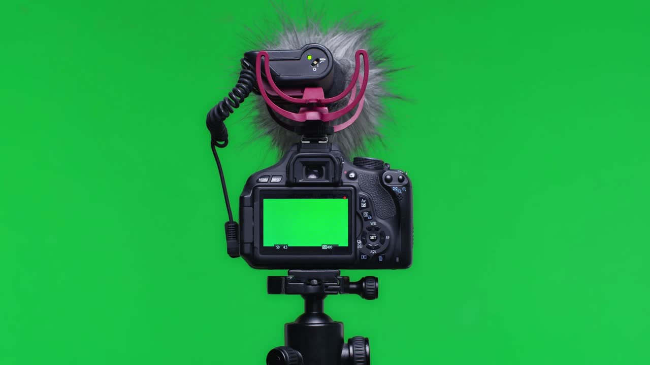 녹색 스크린에 전문 비디오 카메라. 녹음을 시작하십시오.