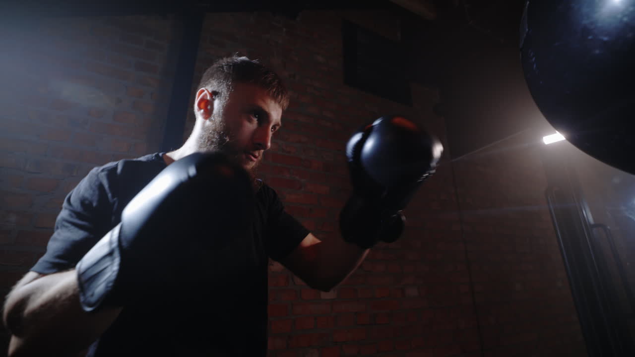 Uomo in allenamento di pugilato in palestra