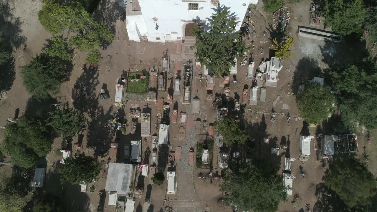 Ripresa aerea con tilt verso il basso di un cimitero e una chiesa a Real de Catorce.