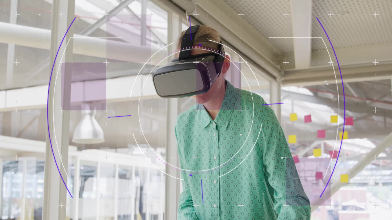 vr 헤드을 사용하는 백인 여성에 대한 범위 스캔과 데이터 처리의 애니메이션