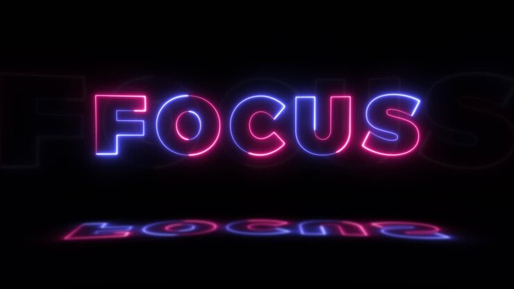Parola al neon luminosa 'FOCUS' su sfondo nero con riflessi su un pavimento. Insegne al neon luminose in motion graphic a ciclo continuo