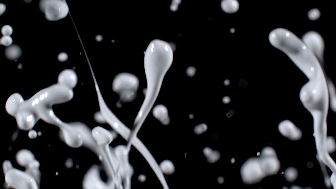 공중으로 날아가는 흰색 페인트