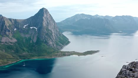 cerca de las tranquilas aguas azules del lago en la colina de litje salberget en noruega