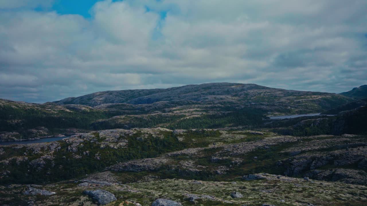 Laaja, kivinen maasto levittäytyy dramaattisen taivaan alla, esitellen Bessakerin, Trøndelagin, Norjan karua kauneutta – laajakuva.