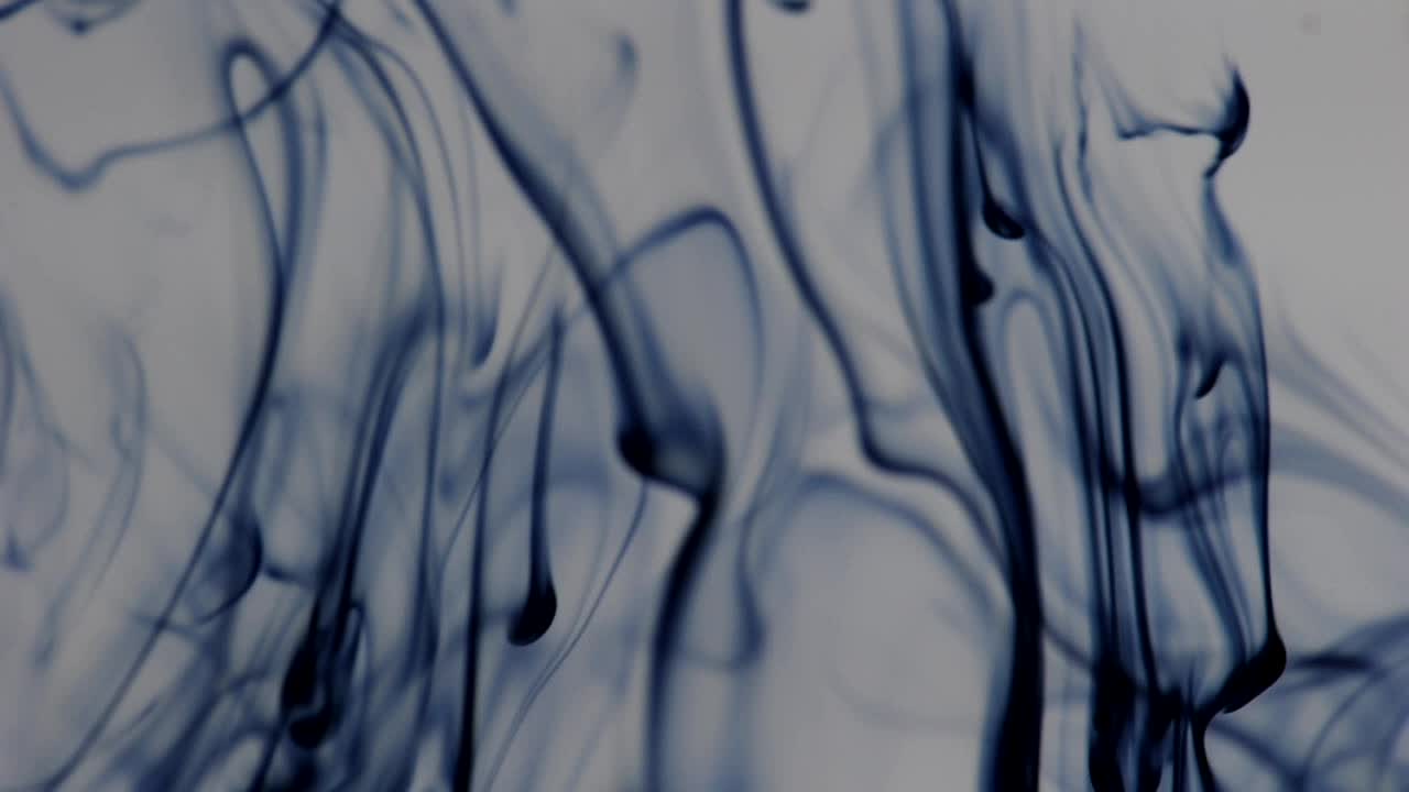 Le volute viola scivolano con grazia, così pacifiche - un AbstractVideoClip completamente naturale.