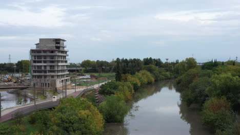 Gebäude-Im-Bau-Entlang-Des-Flusses-Lez,-Neues-Viertel-Montpellier