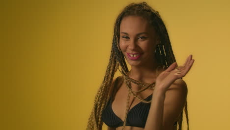 Mujer-Juguetona-Sonriendo-Y-Tocando-Rastas-Afro.-Retrato-Linda-Chica-Coqueteando