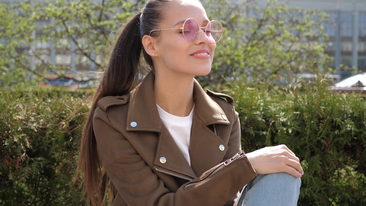 joven en un parque de la ciudad