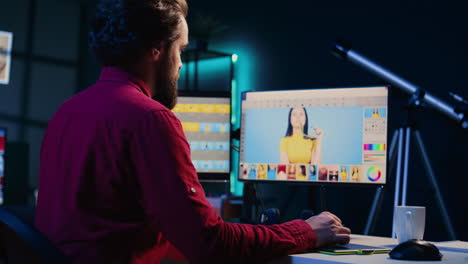 freelancer usando el programa de retoque en la tableta gráfica , panorámica de disparo