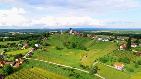 Atemberaubende-4K-Drohnenaufnahmen-Aus-Der-Luft-Des-Charmanten-Dorfes-Hum-Pri-Ormo?