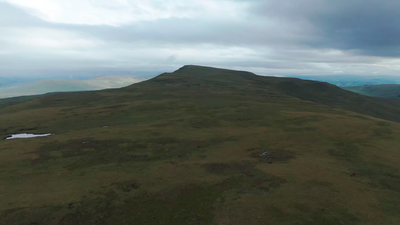 구름 인 하늘 의 산악 풍경