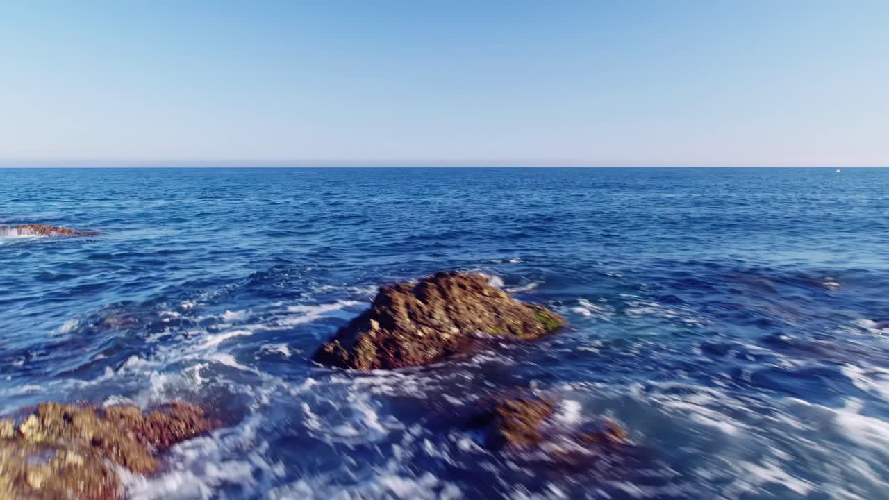 바위가 많은 해안선 근처에서 빠르게 비행하고 바다를 드러내기 위해 더 높이 움직이는 드론