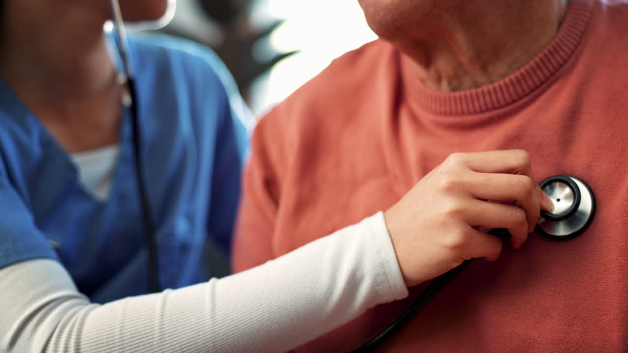 여성, 간호사 및 손 심장 박동을 확인