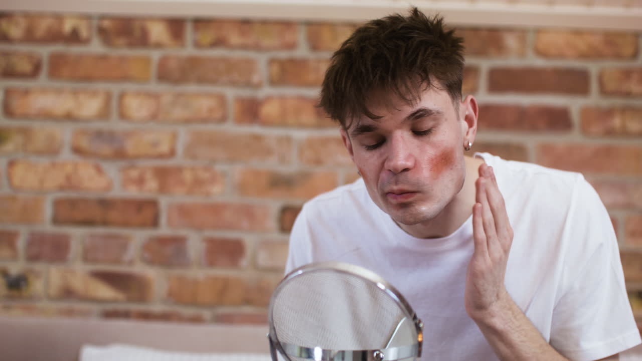 침실에 있는 남자