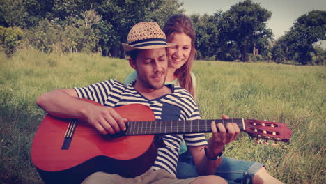 Linda-Pareja-Relajándose-En-El-Parque