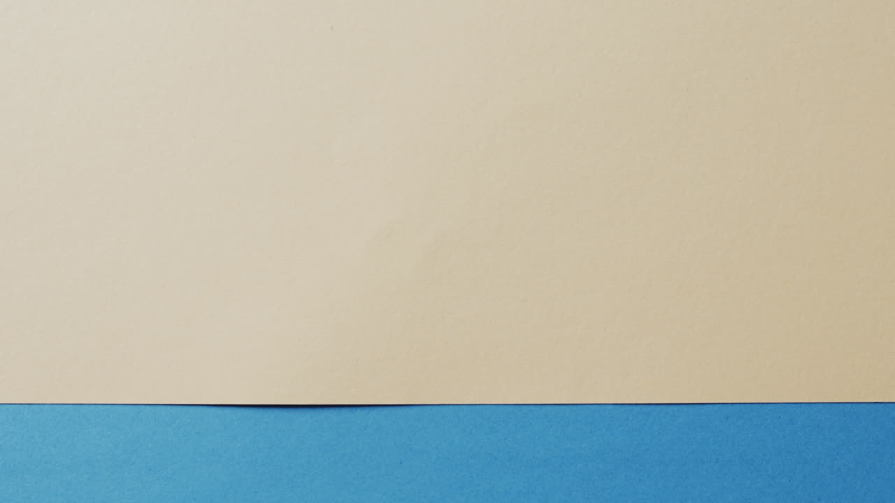 primer plano de tarjetas en blanco y azules con espacio de copia en cámara lenta