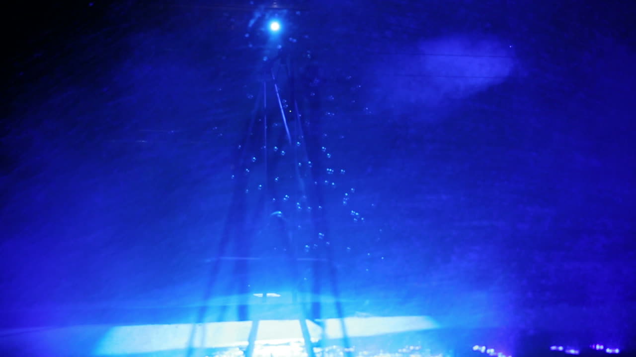 극장 공연 중 흔들기에 놀고 있는 아이