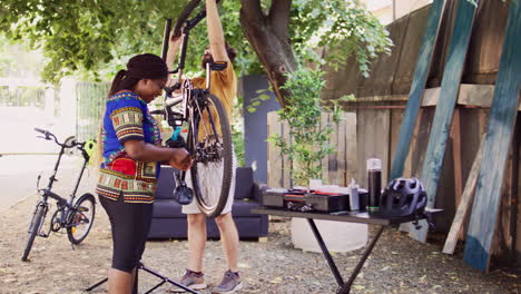 Couple-reattach-and-secures-bike-wheels