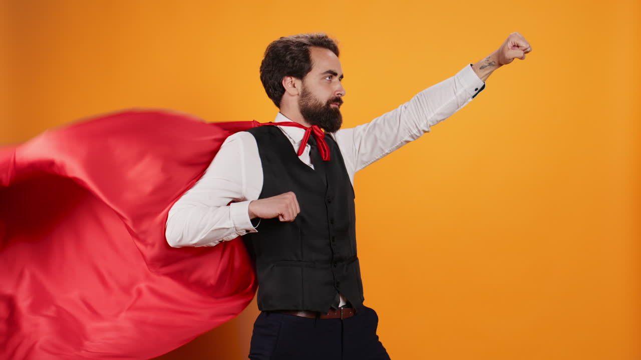 강력한 케이프로 포즈를 취하는 영웅 버틀러