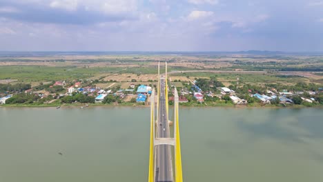 sobrevuelo aéreo puente tsubasa sobre el río mekong