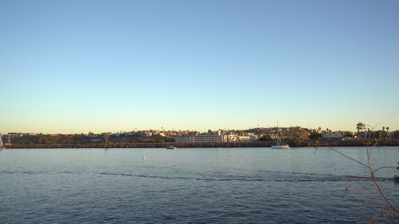 일몰 동안 많은 배가 있는 정박지