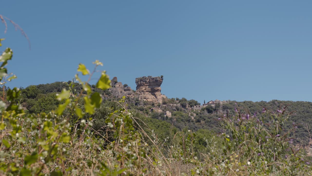 hermosos alrededores remotos de roca y verde en francia, vista de distancia estática
