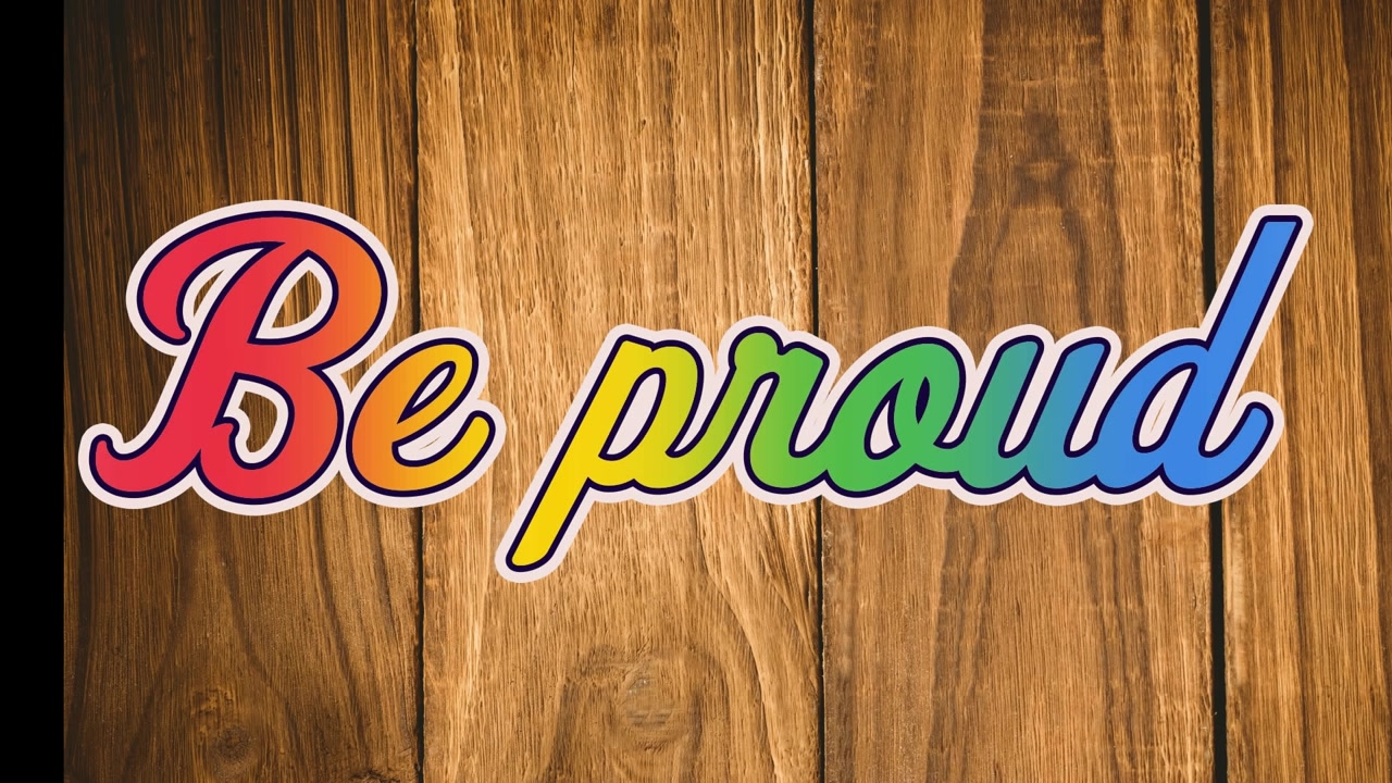 Animazione del testo "be proud" su sfondo di legno.