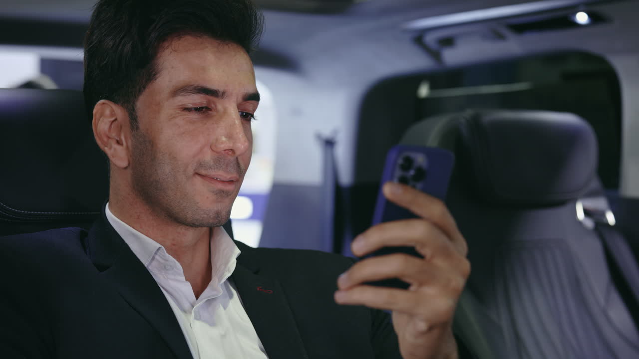 hombre de negocios usando un teléfono inteligente en un coche