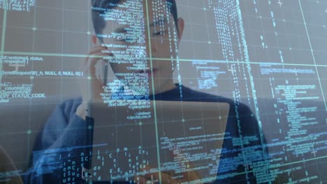 animación del procesamiento de datos sobre un hombre asiático que usa un teléfono inteligente