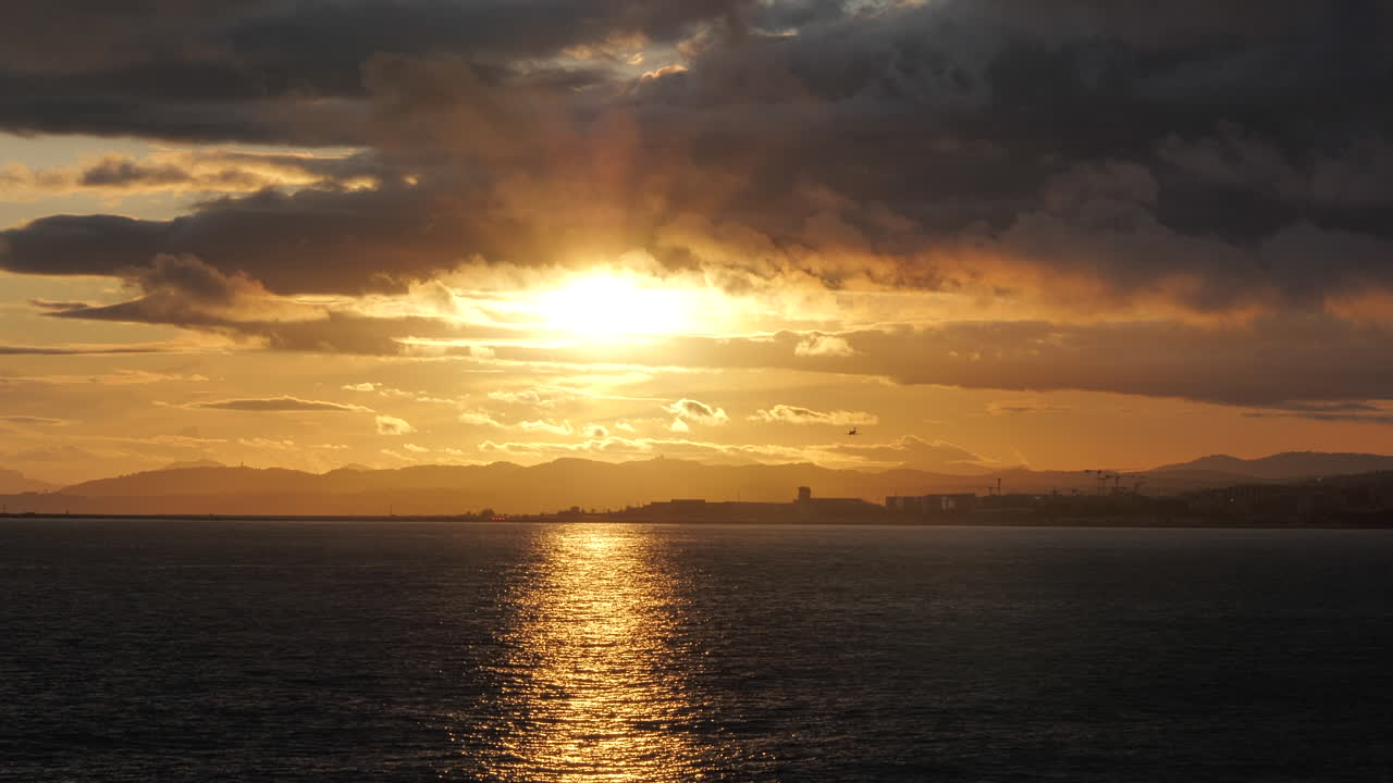 海岸沿いの素晴らしい夕日。静止画。