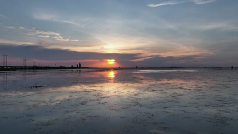 Rückansicht-Des-Sonnenuntergangs-über-Der-Mobile-Bay-Und-Der-Stadt-Mobile,-Alabama