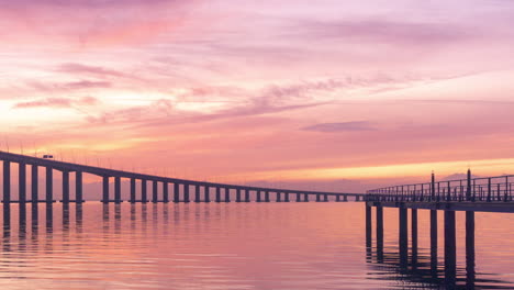 Zeitraffer-Eines-Farbenfrohen-Und-Wunderschönen-Sonnenaufgangs-Auf-Der-Brücke-Vasco-Da-Gama-In-Lissabon,-Portugal