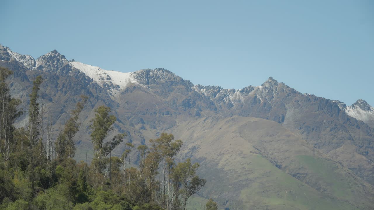 altos picos montañosos con nieve vistos desde la bahía de wilson en nueva zelanda