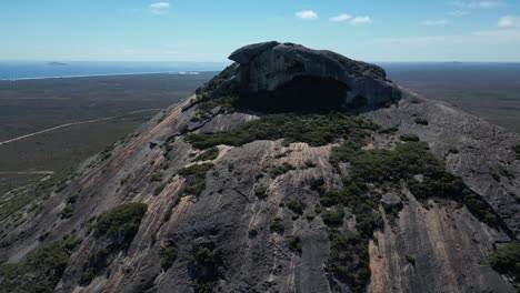una vista aérea de 4k60 del pico de la montaña francesa, el cabo le grand, en el interior de australia.