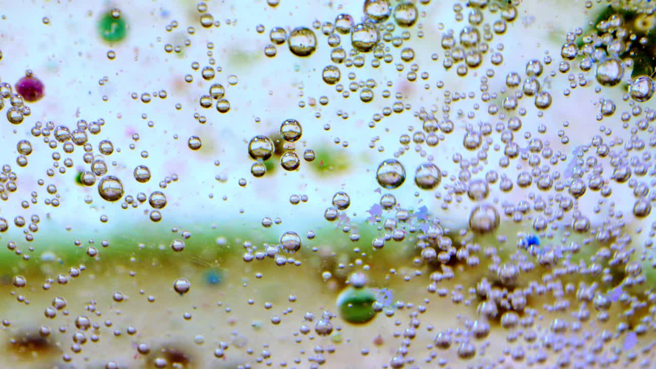 burbujas en aceite y agua con tinta detrás del vidrio