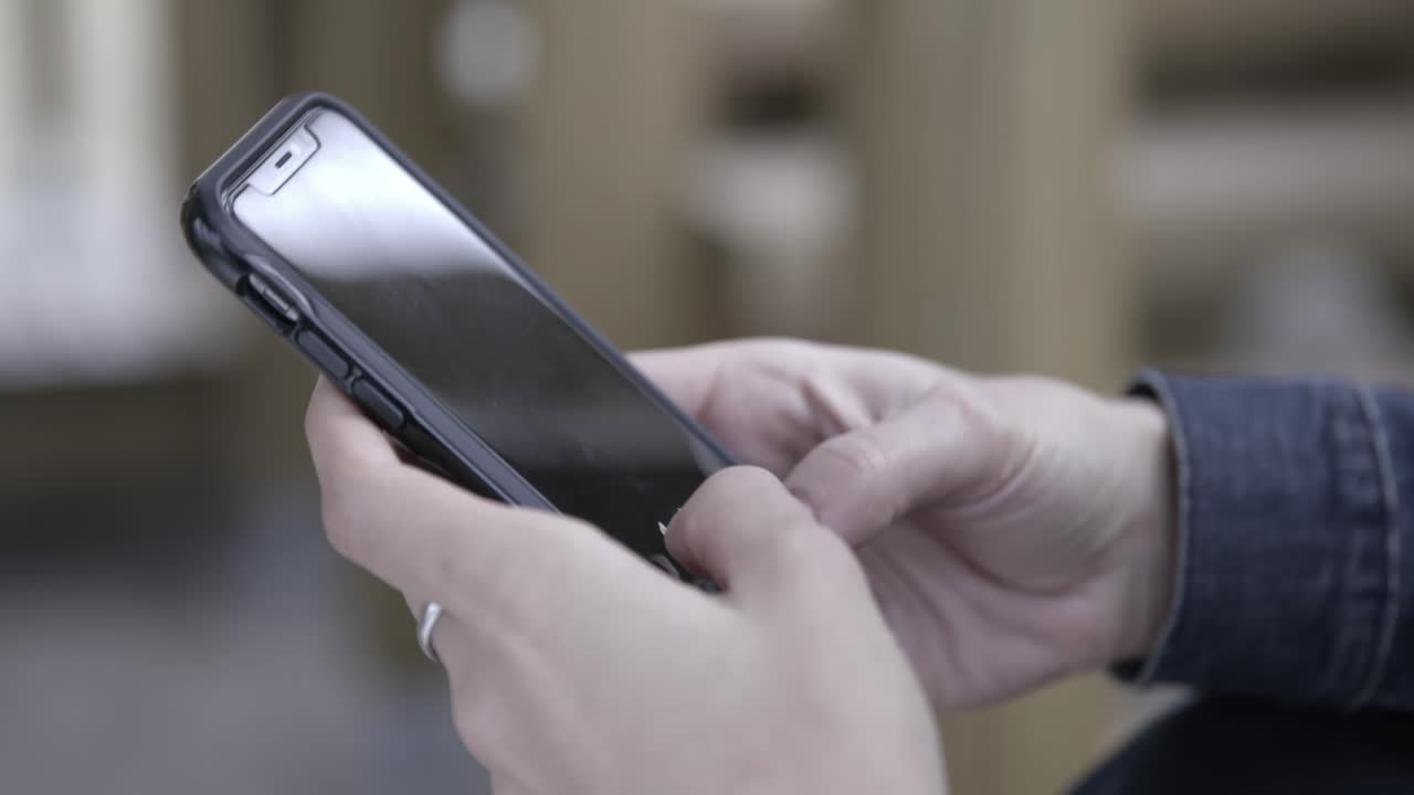 Primo piano di mani che usano uno smartphone