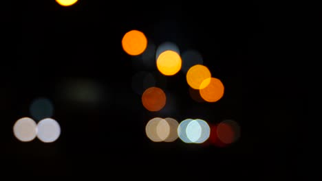 el tráfico de bokeh borroso en la carretera por la noche en una gran ciudad.