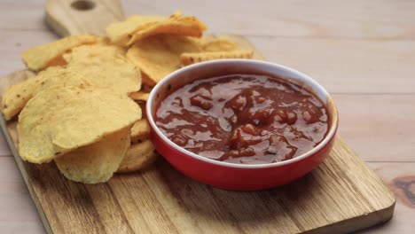 un plato de papas fritas y salsa en la mesa