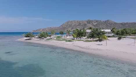 Weißer-Sandstrand-Mit-Klarem,-Blauem-Wasser-An-Einem-Sonnigen-Sommertag-In-Puntarena,-Bani,-Dominikanische-Republik