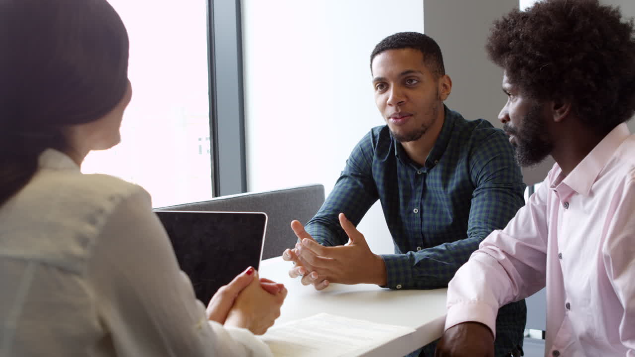 padre e hijo se reúnen con una maestra filmada en r3d