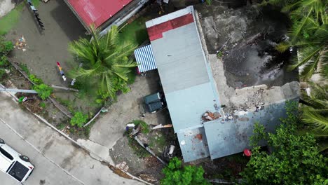 sobrevuelo aéreo de la zona de barrios marginales de la ciudad de la aldea filipina con techos derruidos y palmeras