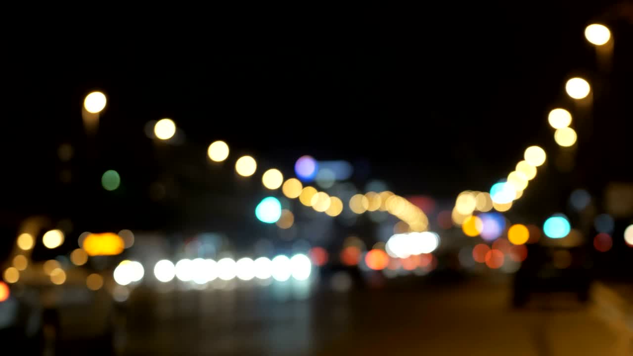 luces desenfocadas calle de los ángeles resumen. fondo borroso de la ciudad. círculos de bokeh en movimiento del tráfico nocturno.