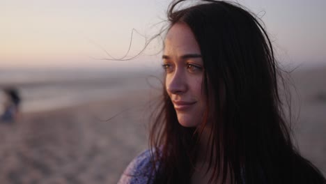 Nahaufnahme-Des-Gesichts-Einer-Frau-Mit-Goldenem-Stundenlicht-Und-Meeresbrise,-Die-Am-Strand-über-Die-Haare-Fegte