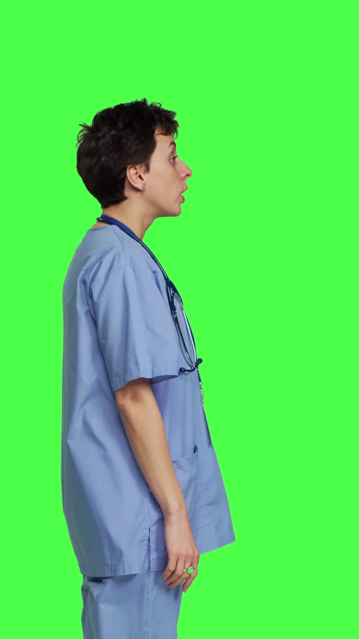 Profilo di assistente medico che chiede di fare silenzio su greenscreen
