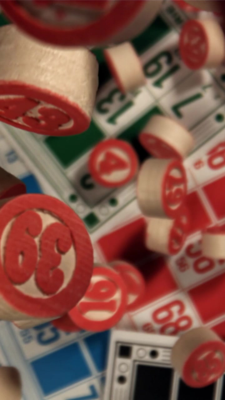 Fiches da bingo rosse e bianche che cadono su carte da gioco colorate