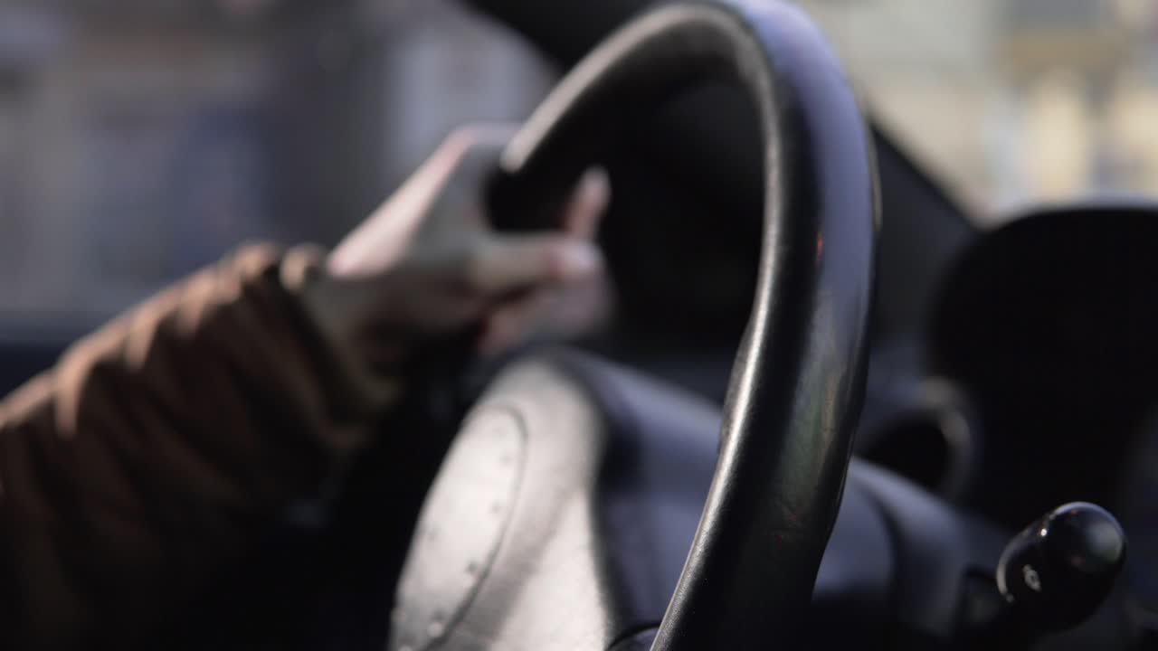 4k에서 자동차를 운전하는 남자의 손