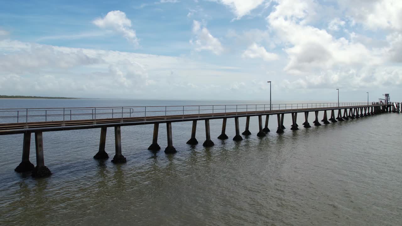 vista aérea del muelle vacío y el horizonte oceánico, tomada por un avión no tripulado